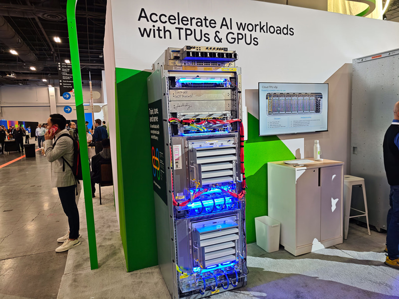 A4 VM向けのラック。NVIDIA HGX B200を採用したラックから構成されている