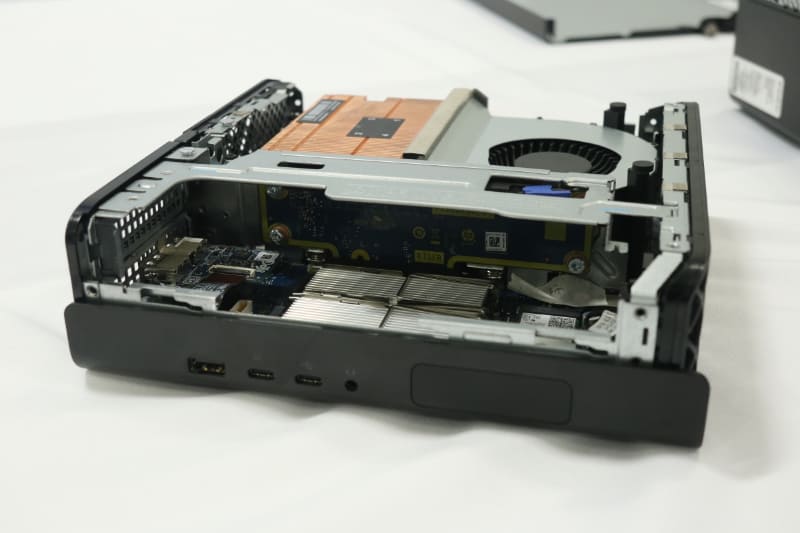 ミニPCよりちょいっとだけ大きいサイズだが、LowProfile/2スロット占有のビデオカードが装着できる