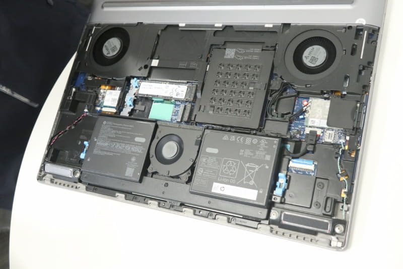 ノートPCでありながら、ツールレスで内部にアクセスできる筐体。バッテリやSSDの装着もなんとツールレス！