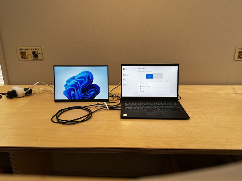 編集部の14型モバイルモニター(モバイルモニターのスタンダードサイズ)と今回の23.8型モバイルモニターと繋ぎ変え比べてみた