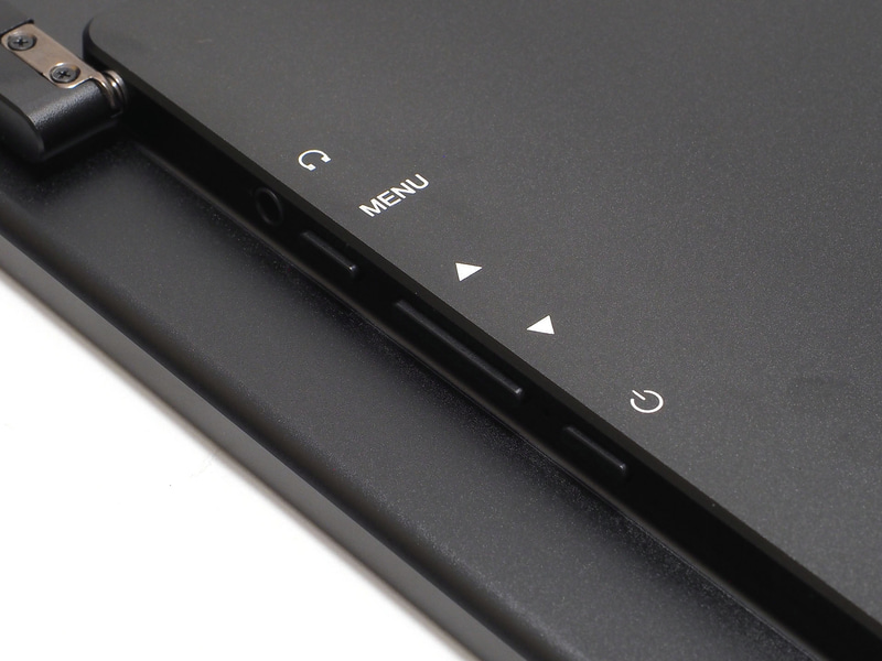 右側面には電源ボタン、上下の操作ボタン、メニュー表示ボタン、そしてヘッドフォン端子がある。なお、モバイルモニターにありがちなOTGポートはない