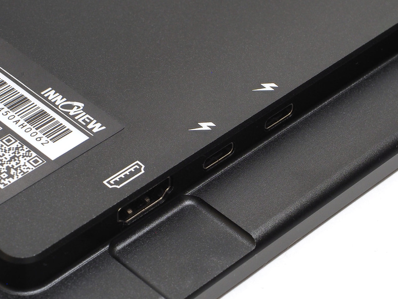 左側面にUSB Type-C×2、HDMI×1の映像入力端子がある(USB Type-Cは電源を兼ねる)