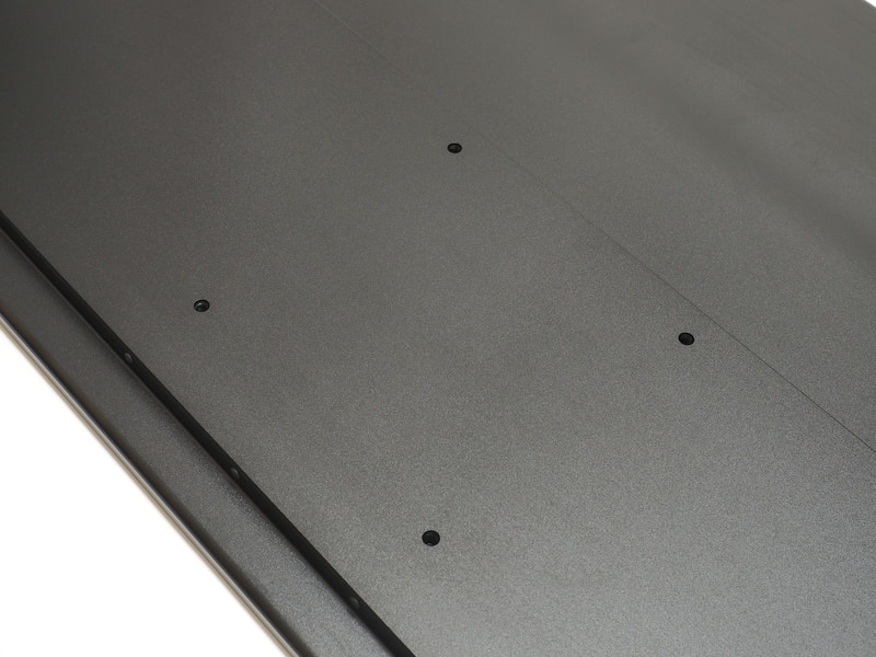 100×100サイズのVESA穴もある