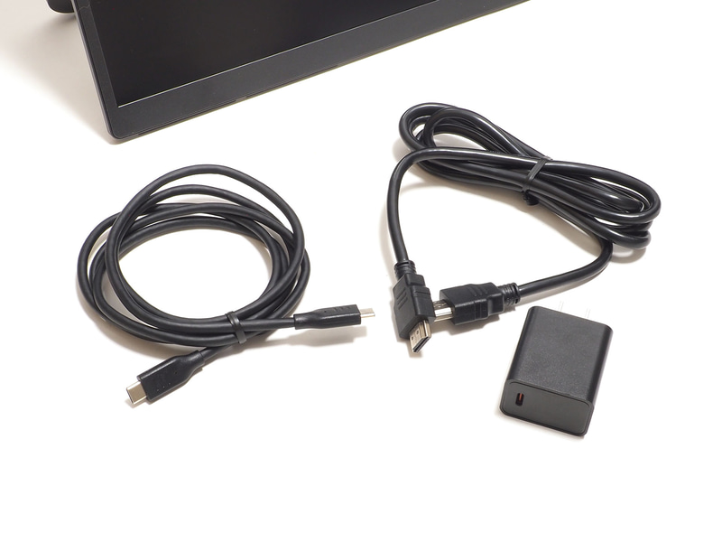 付属品はHDMI、Type-CのケーブルとUSB PD充電器