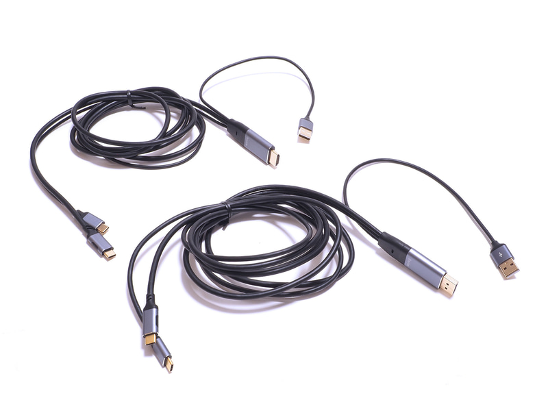 上はHDMIを、下はDisplay PortをUSB Type-C変換するケーブル。PCのUSBに挿すType-A、USB PD充電器から電源をとるType-C、そして映像出力用Type-Cと複雑に分岐している