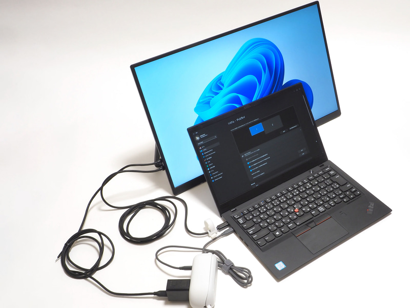 筆者の手持ちのノートPCでは付属のUSB PD充電器を利用しないと映像出力できず、常に2本、ノートPCの充電まで含めると3本のUSB Type-Cケーブルが必要になる