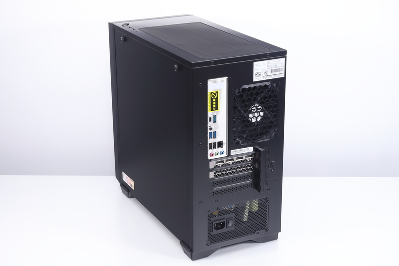 左右ともに金属製のサイドパネルを採用しており、天板にはダストフィルタ付きの通気口が設けられている