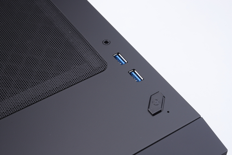 天板の右前面には電源スイッチのほか、USB 3.2 Gen 1(2基)とヘッドセット端子が配置されている