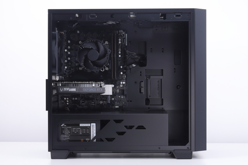 ケース左側面内部。マザーボードやビデオカードなど、主要パーツはこちら側に配置されている