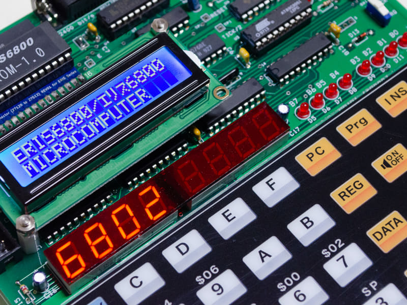 ディスプレイは16文字×2行表示の小型液晶キャラクターディスプレイ、7セグメントLED×4×2、基板上にLED×8と盛りだくさん！