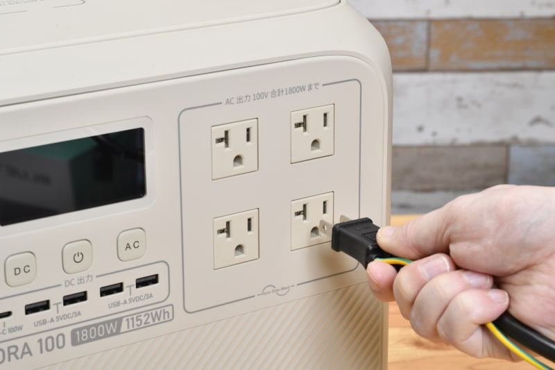 AORA 100にACコンセントから給電しつつ、デスクトップPCの電源をAORA 100から取るだけ