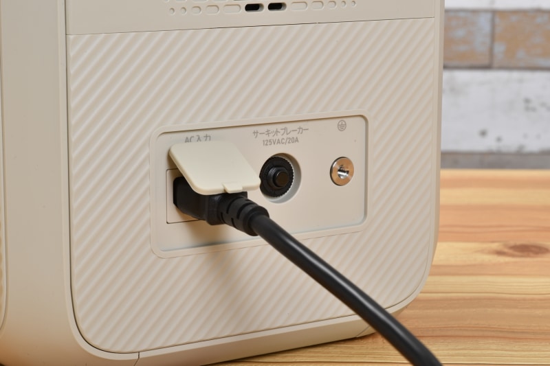 ACコンセントからの接続時は高速な充電が可能