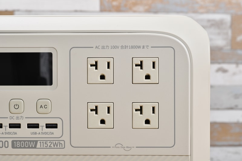 AC出力は4つ、USBポートは5つ備え、シガーソケットもある