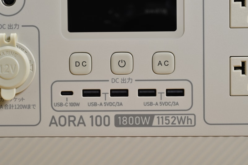 AC出力は4つ、USBポートは5つ備え、シガーソケットもある