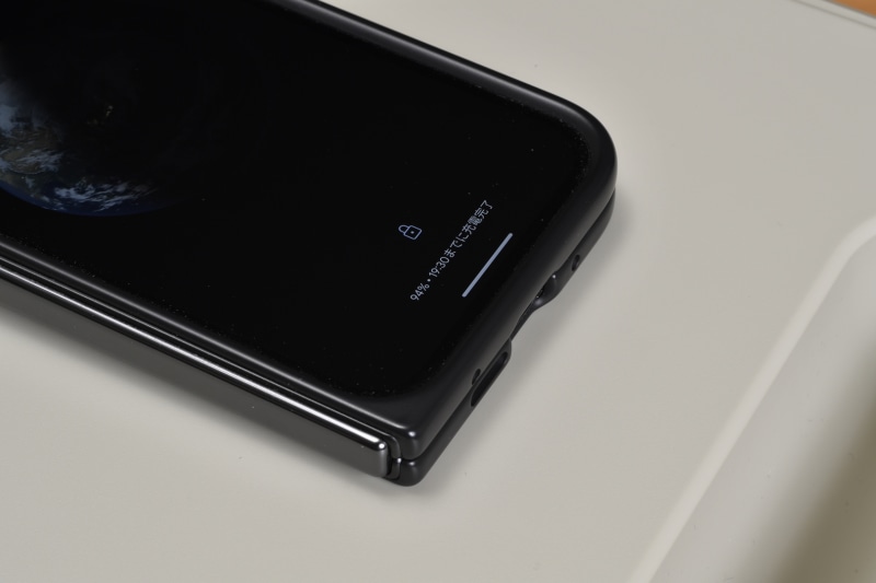 スマホを置くだけで充電できるワイヤレス充電機能付き