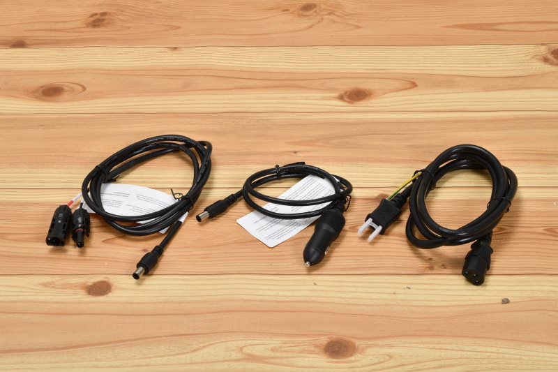 ソーラーパネル接続用のMC4ケーブルと、シガーソケット用の充電ケーブルが付属する