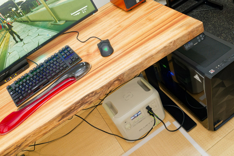 PCとモニターをつなぎ、処理負荷の大きいゲームをプレイしてみる