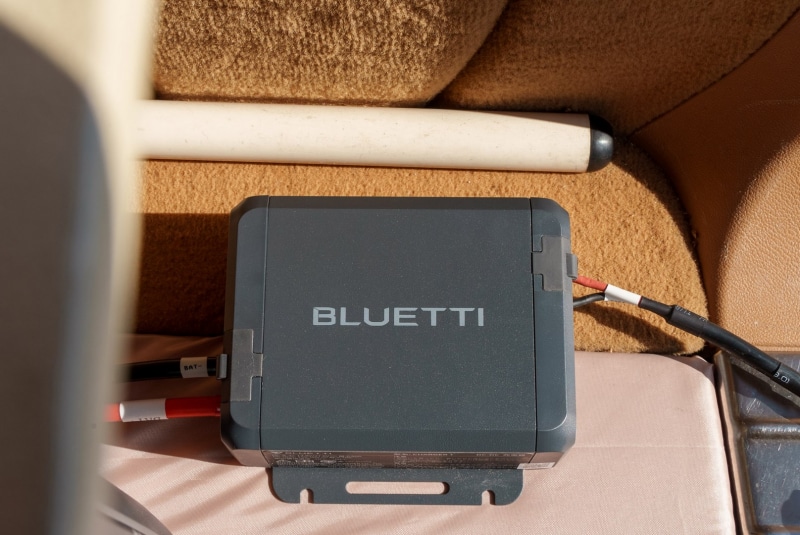 「Charger 1」を使うと走行時に車載バッテリからAORA 100を高速充電できる。ドライブ好きなら必携