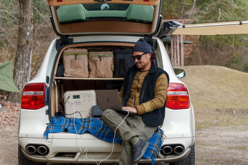 「Charger 1」を使うと走行時に車載バッテリからAORA 100を高速充電できる。ドライブ好きなら必携