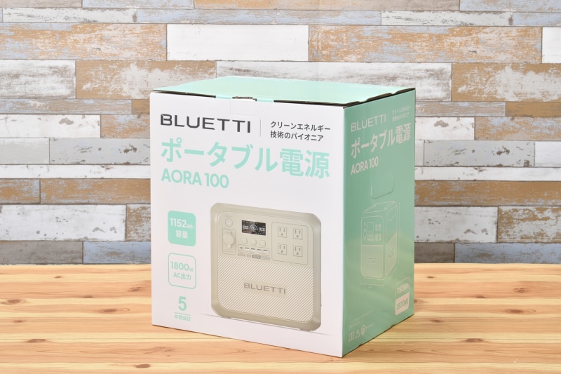 ステータスモニターやポート周り、背面の説明書き、パッケージも大部分が日本語で表記されている