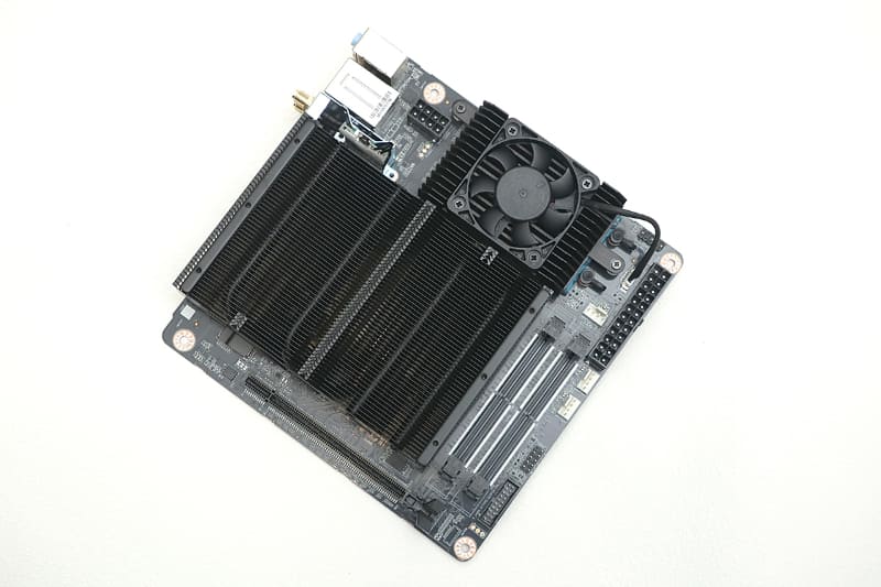 BD790i X3D。ぱっと見従来のBD795iなどと区別が付かない