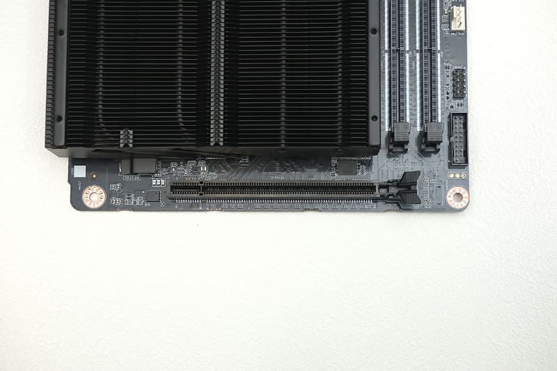 PCIeスロットは5.0対応。しかしSEのように金属補強はなされていない。一方でCPUヒートシンク外縁部のフィン形状は改善されている