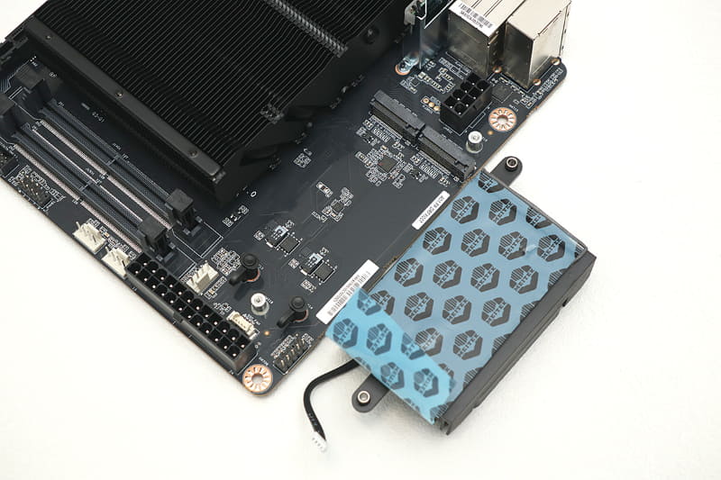 ヒートシンクはネジで取り外す必要があるが、SSDはツールレスで取り付け可能