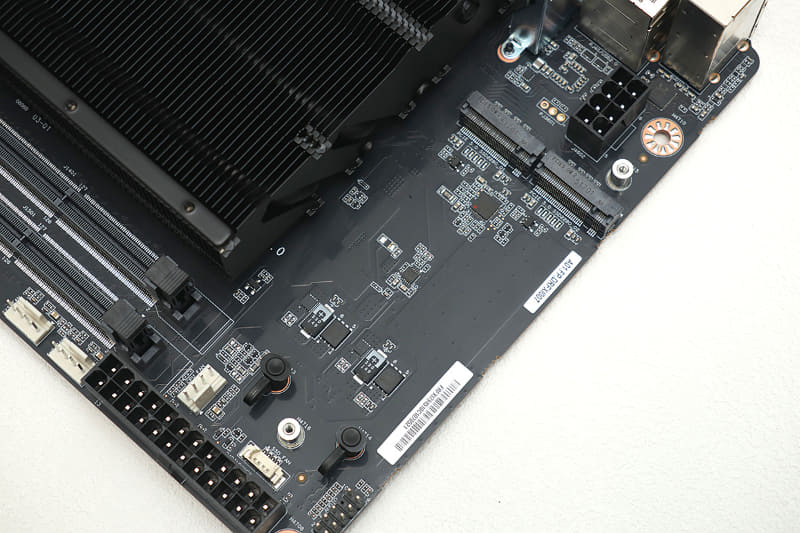 2基のM.2はPCIe 5.0 x4接続とされている