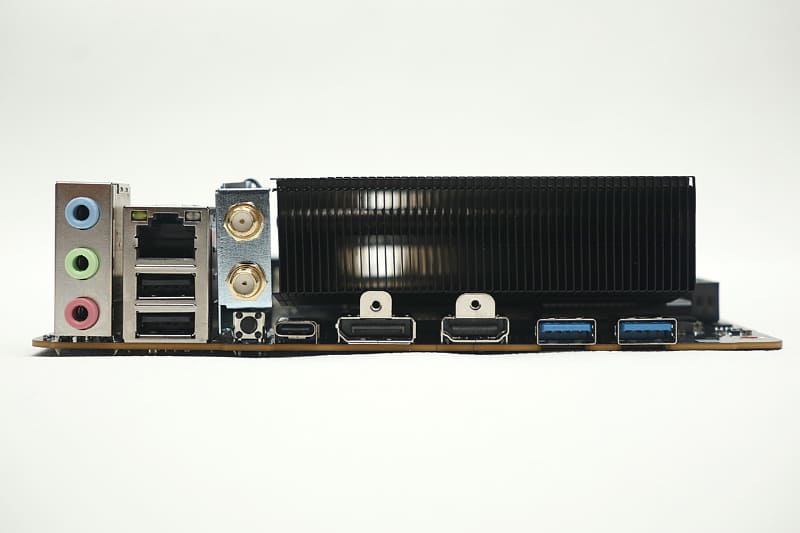 本体背面のインターフェイスはBD770i/BD795iと共通で控えめ。USB 3.2 Gen 2 Type-C、USB 3.2 Gen 1 2基、USB 2.0 2基、2.5Gigabit Ethernet、DisplayPort 1.4、HDMI 2.0出力、音声入出力などを備える