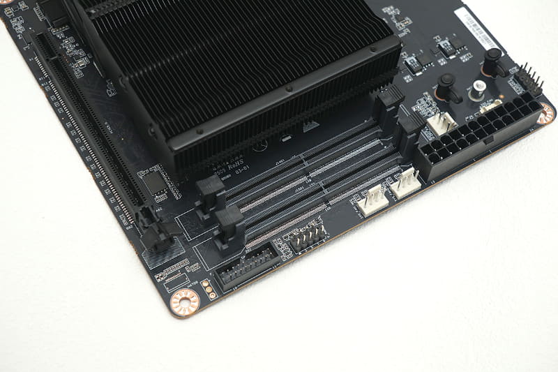 ファンの接続ピンヘッダなども従来と共通だ