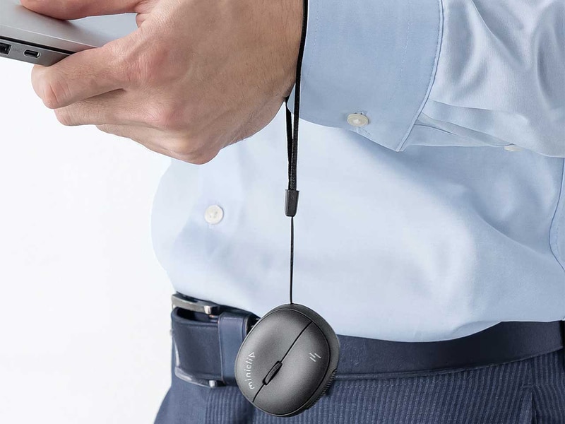 ストラップ付きでぶら下げられる