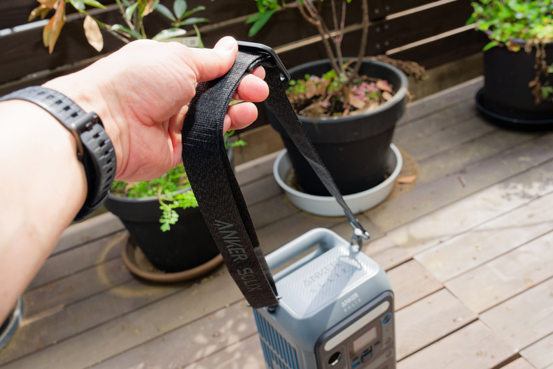 Anker Solix C300は肩掛けストラップが付属しており、持ち運びのしやすさを追求している
