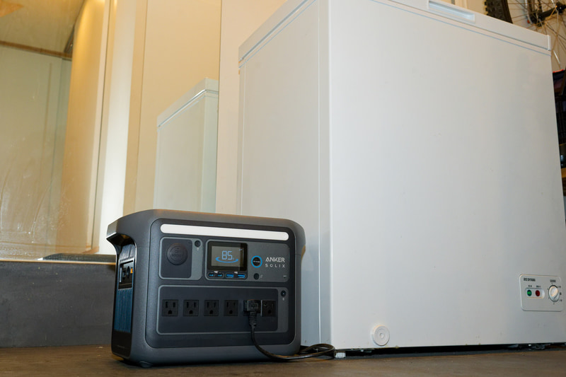 冷蔵庫や冷凍庫は庫内が冷えている状態ならほとんど電力を使わないが、時々再冷却する時に急激に電力を消費する場合がある