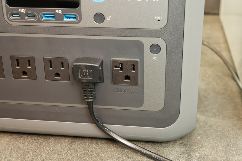 Anker Solix C1000は100Vのエアコン向けACコンセントも1つ用意。独自のSurgePad技術で短時間ながら2,000Wの出力にも対応する