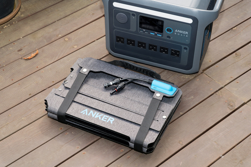 「Anker Solix C1000 Portable Power Station with Anker Solix PS100 Portable Solar Panel」としてセットでも販売されている。畳むとかなりコンパクトだ