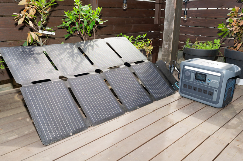 「Anker Solix C1000 Portable Power Station with Anker Solix PS100 Portable Solar Panel」としてセットでも販売されている。畳むとかなりコンパクトだ