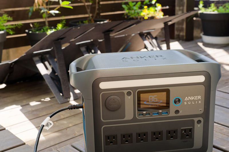 平日の日中はソーラーパネルを使った充電に専念し、夜間や天候不良時に貯めた電力を使うのもアリ