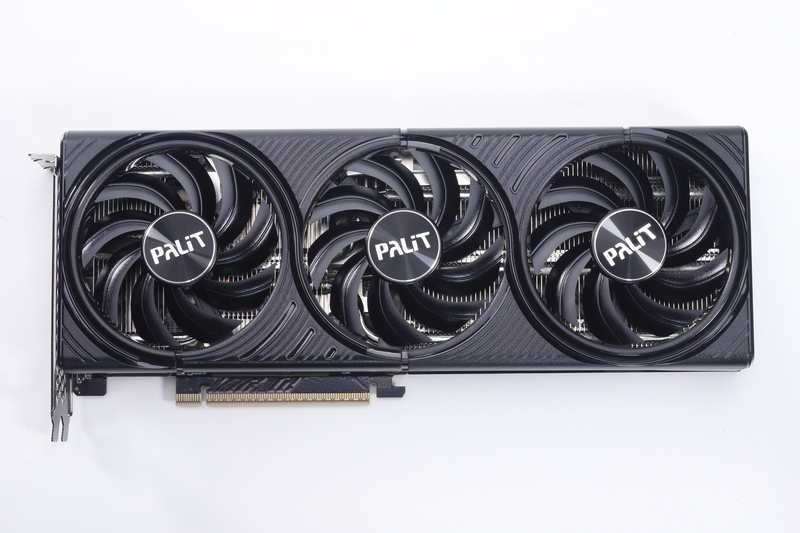 3基の冷却ファンを備える大型GPUクーラーを搭載