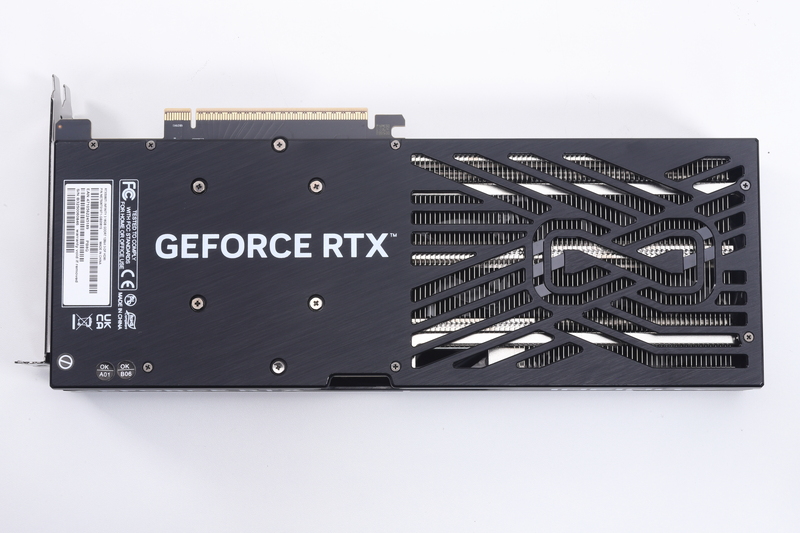 カード裏面はバックプレートで覆われている