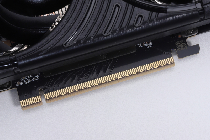 スロット形状はx16で、バスインターフェイスはPCIe 5.0 x8