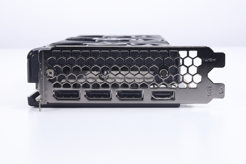 ブラケット部の映像出力端子はDisplayPort(3基)とHDMI(1基)