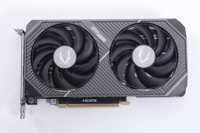 2基の冷却ファンを備えるGPUクーラーを搭載したコンパクトなビデオカード