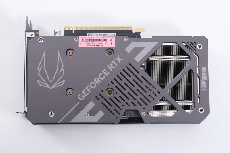 カード裏面にはバックプレートを搭載している