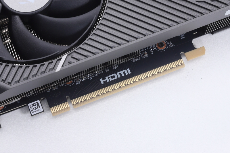 スロット形状はx16で、バスインターフェイスはPCIe 5.0 x8