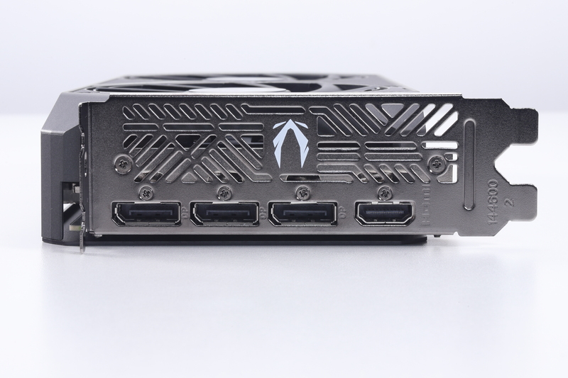 ブラケット部の映像出力端子はDisplayPort(3基)とHDMI(1基)