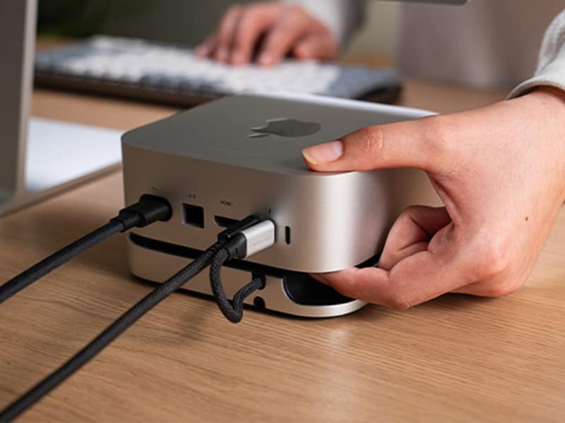 底面の電源ボタンへのアクセス