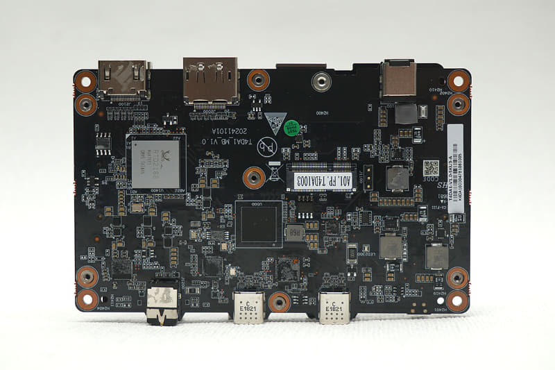 ヒートシンク面。なるほどM.2スロットが見える。ちなみにヒートシンクを外さなくても差し込めるスペースはある