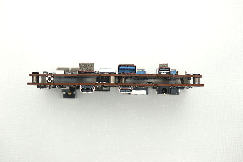 基板は2階建てとなっており、熱による影響を抑えているようだ