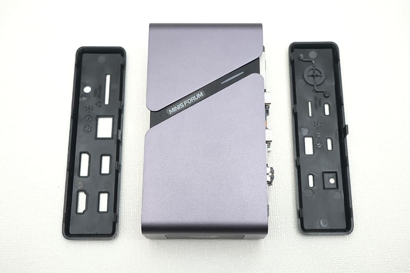 底面のゴム足を剥がせばネジがある、というのは余裕で予測できたのだが、組み立て精度が高く隙間がほとんど見えないため、「前後から開けられる構造」だというのに気づくまで10分ぐらい費やしてしまった