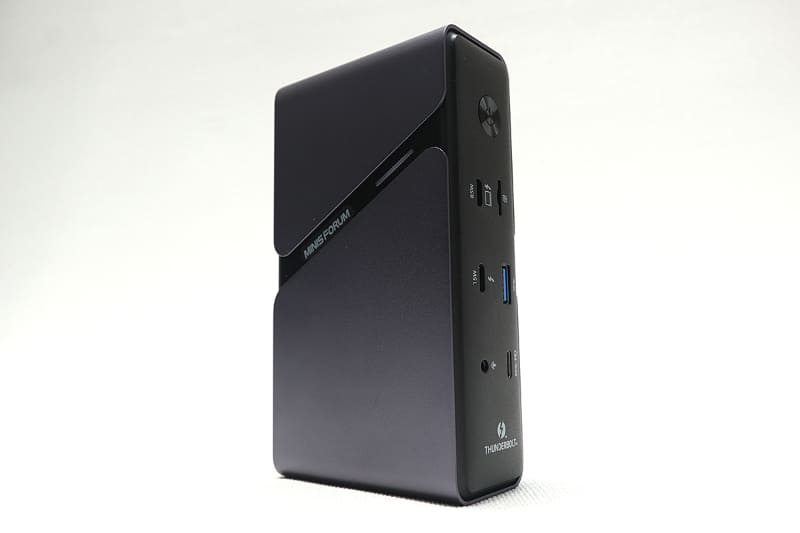 製品情報では縦置き写真もあるが、足がないため若干不安定か